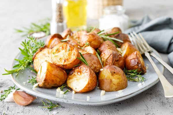 Choose the right type, don t use aluminium foil paper bags. The chef teaches you how to bake a roasted potato from the steakhouse.