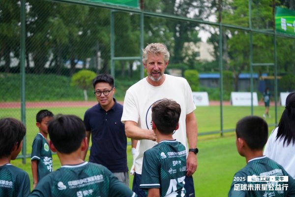 Van der Sar attended the Football Future Star Charity Tour and had a loving interaction with the fans at Green Field