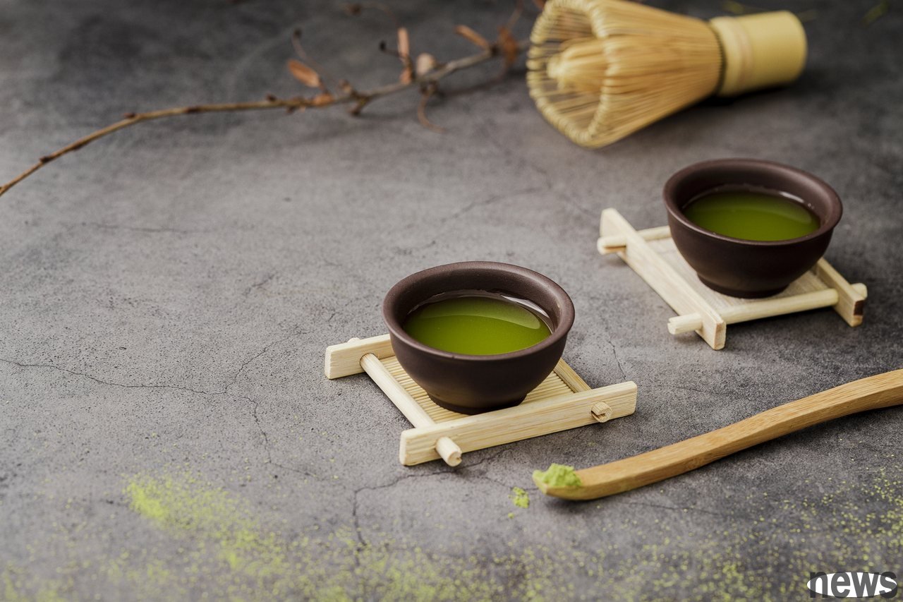 抹茶屬於綠茶的一種,但可不是把綠茶磨成粉就叫做抹茶,兩者的差異從茶樹的栽培到製程大有關係。同一種茶葉可以做成綠茶,也能做成抹茶,那麼是哪些步驟不同而有所變化呢?