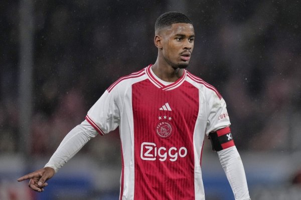 Hato s agent: Chelsea did get in touch with Ajax and are also negotiating with the players