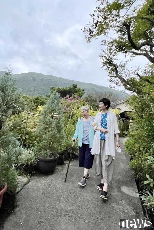 ▲父親摔傷住院後，母親常吵著要去看父親，但疫情期間只限一人陪病，張曼娟常帶著母親出外走走，轉移她的躁動不安。（圖／翻攝自張曼娟臉書）
 