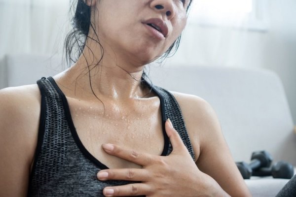 Sweating too much can easily increase your heart s burden! The doctor teaches 