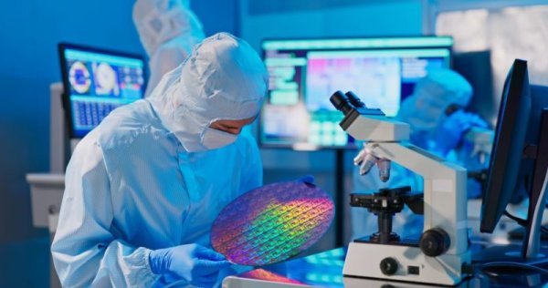 Is Trump s stake in Intel to attack Samsung or NTD? Market worries drag down US semiconductor competition