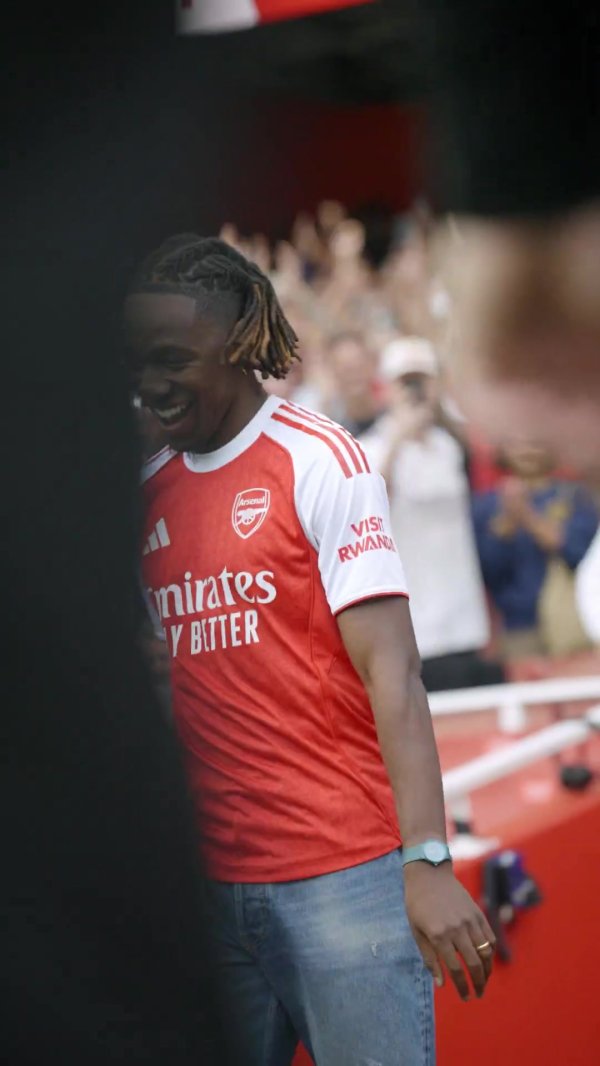 Big news! Arsenal s Emirates Stadium debut video: Perfect welcome