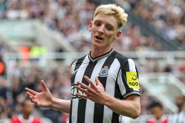 Hot mind! Gordon has 0 goals and 0 assists in the last 14 games but has won two red cards