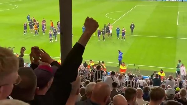 Can you stay here? Newcastle fans sang and scolded Isaac after the game: Isaac is raised by XX