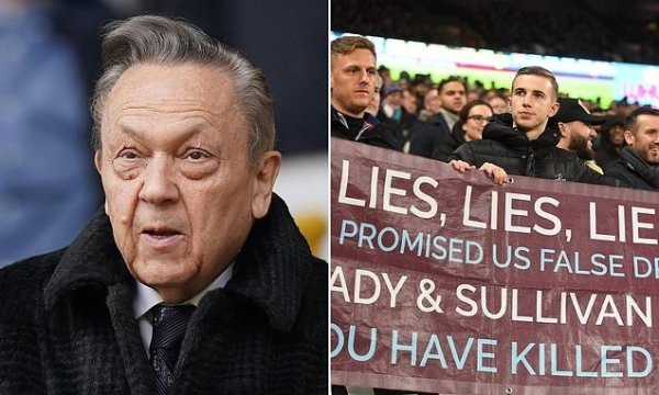 Post: West Ham fans protested large-scale club owners, demanding resignation