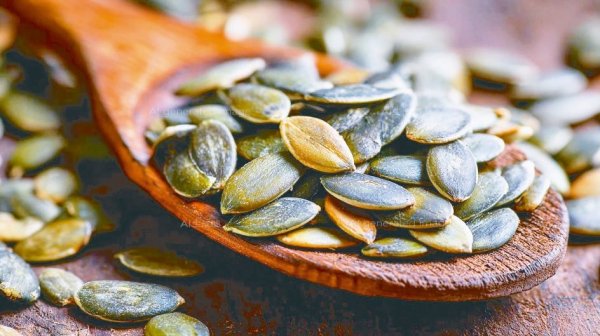 Help delay aging and reduce cardiovascular risk. Pumpkin seeds have 6 major health benefits but should not be overdosed