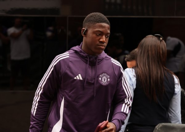 Romano: Manchester United insists on keeping Menu and Zirkzee, while West Ham wants to loan them out for half a year