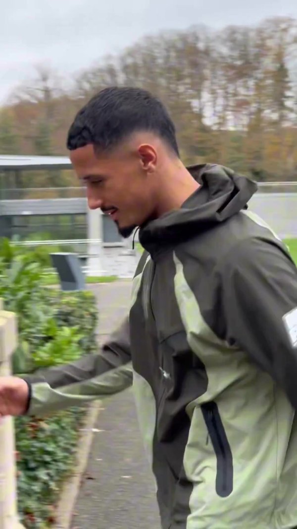 Trendy men’s party! French team social media posts player check-in videos and photos